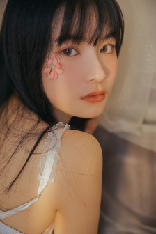 男朋友摁在墙上亲